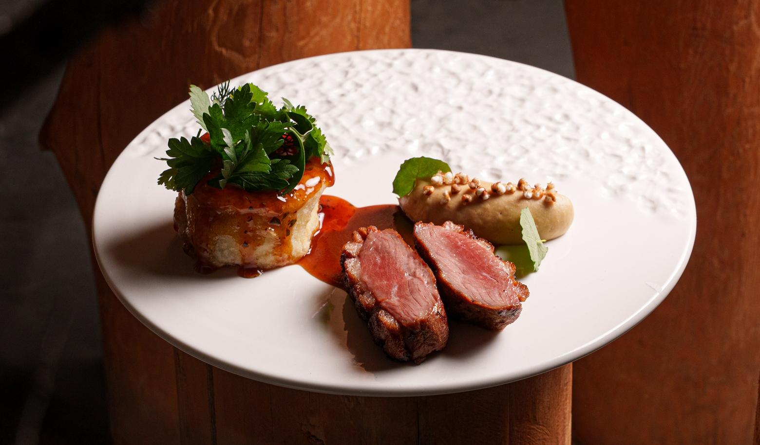 Профитроли с копченой рыбой и три икры